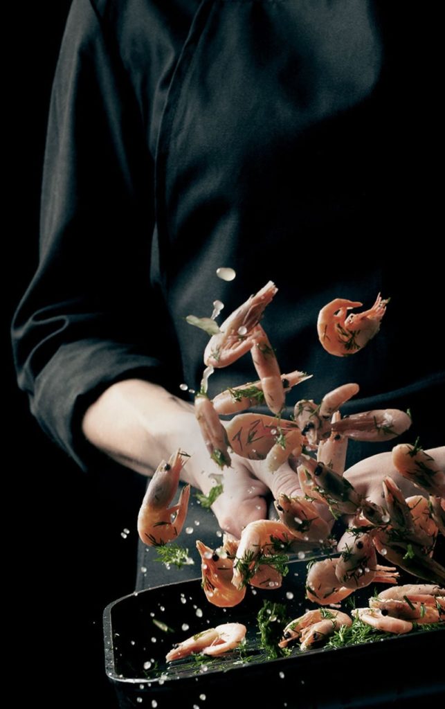 Chef préparant des crevettes