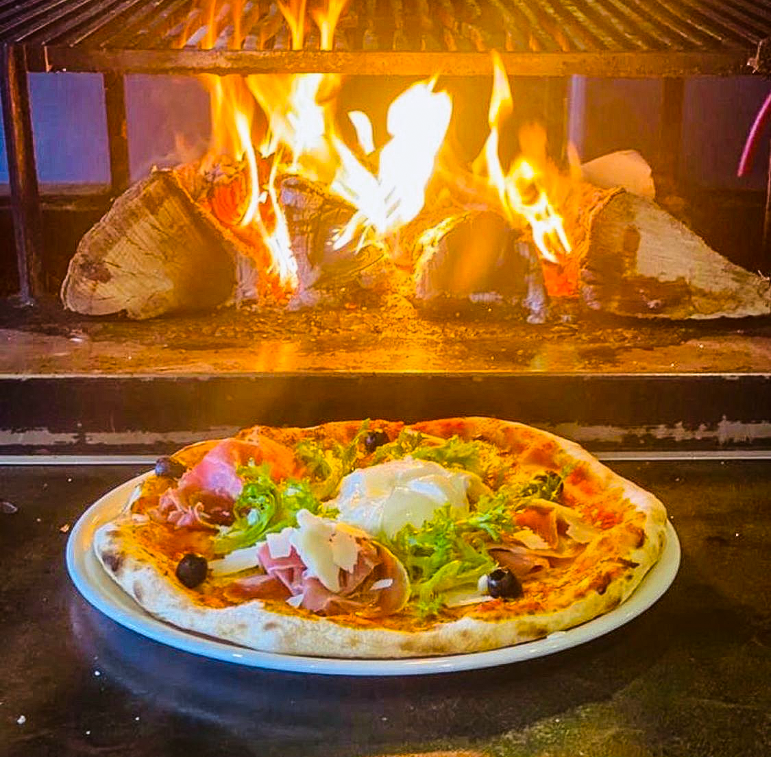 Pizza cuite au feu de bois